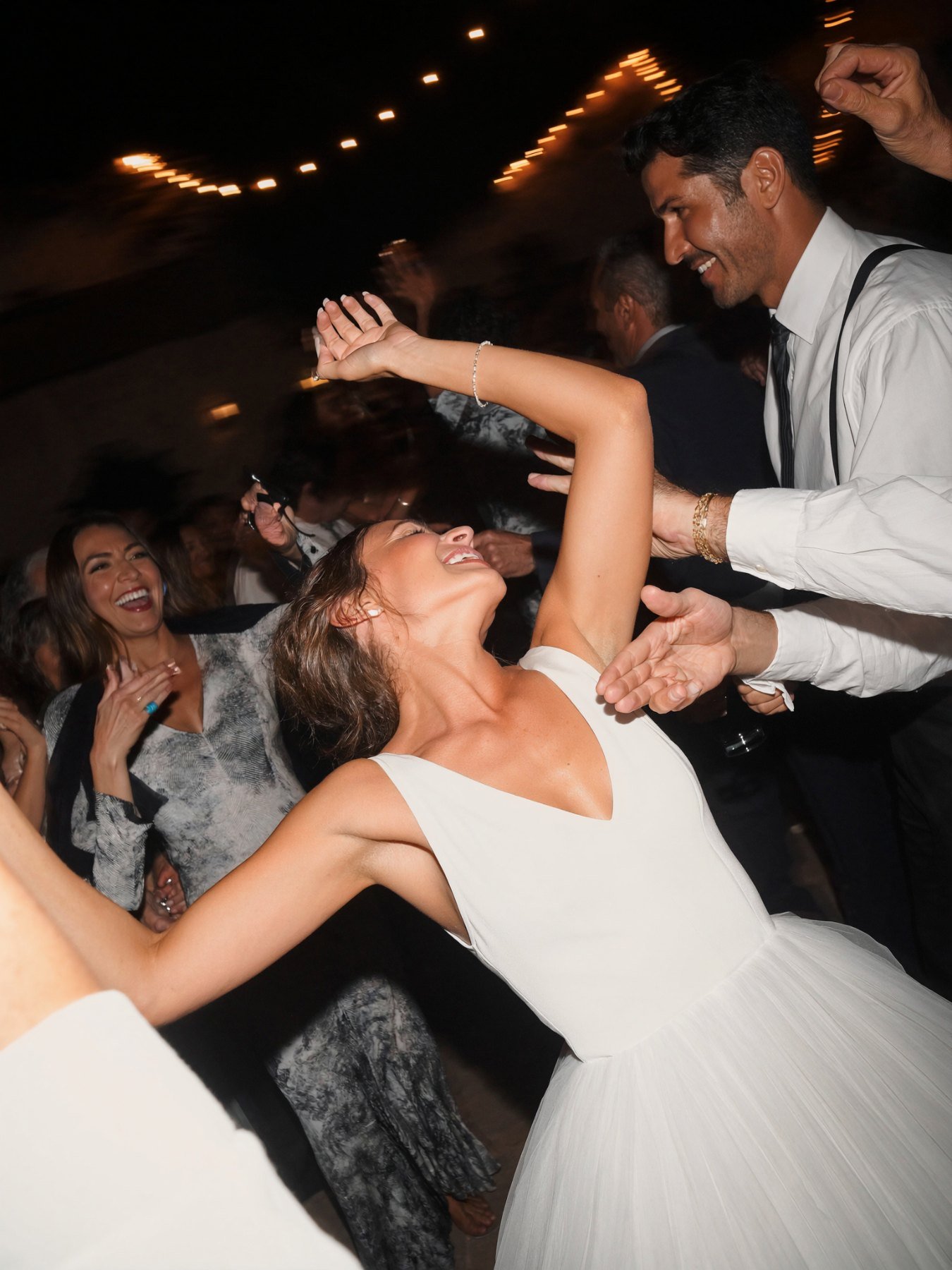 La novia bailando con sus invitados