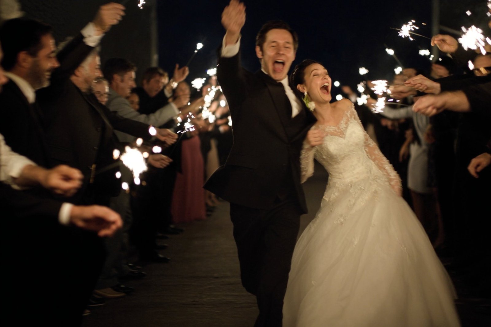 Salida de los novios entre bengalas