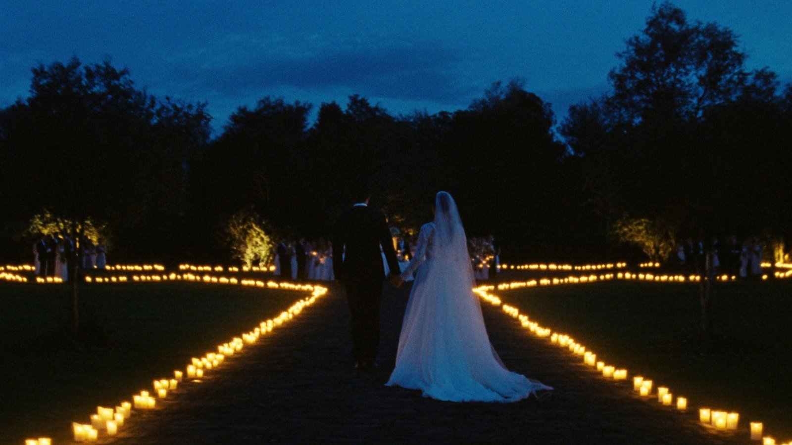 Los novios caminando entre velas al final de la fiesta