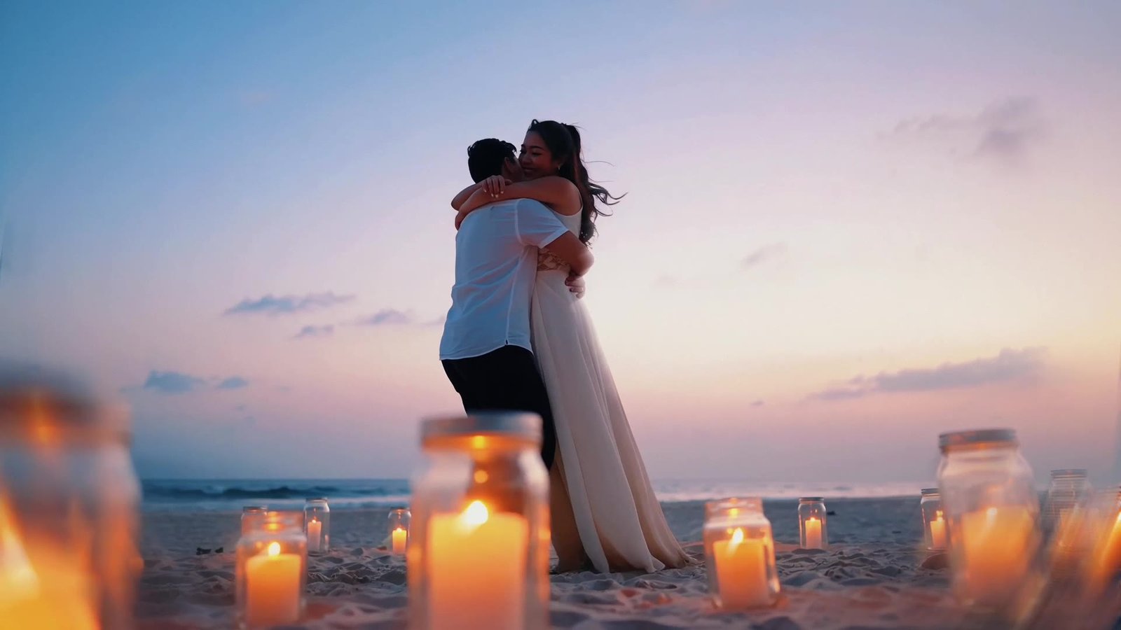 La pareja abrazada entre velas